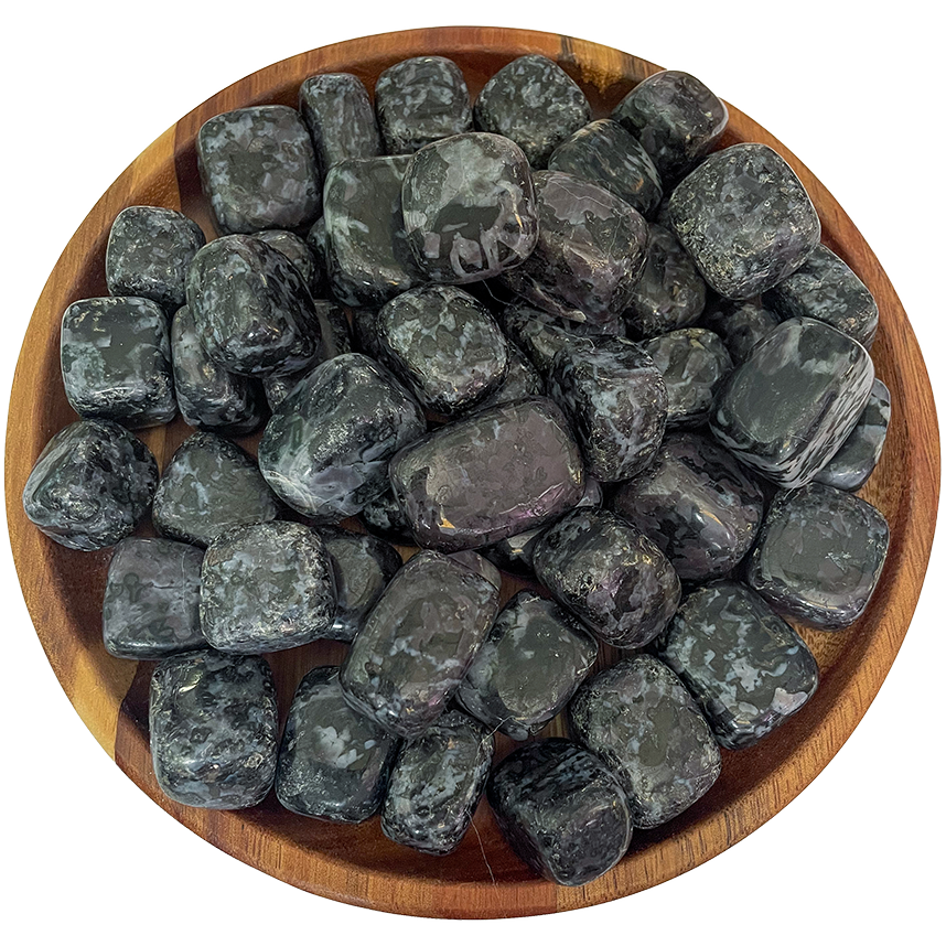 A collection of indigo gabbro stones on a wooden plate.